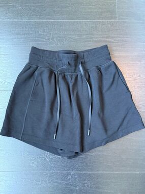 Travis Mathew Shorts, M